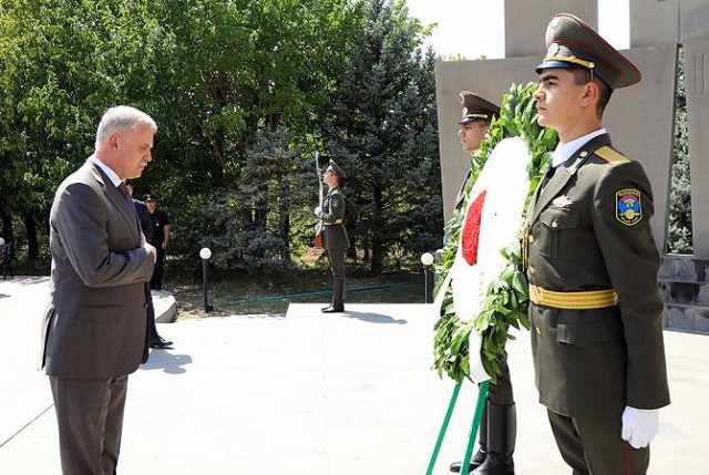 Генсек ОДКБ посетил воинский пантеон «Ераблур» и побывал на передовой армяно-азербайджанской линии соприкосновения