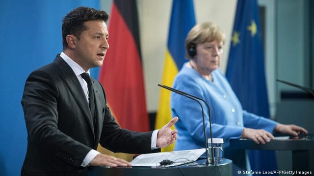 Зеленский ожидает от визита Меркель гарантий для Украины. Deutsche Welle