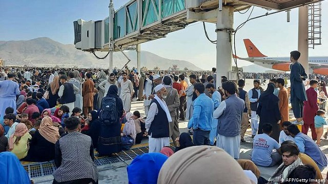 В аэропорту Кабула афганцы в панике штурмуют самолеты. Deutsche Welle
