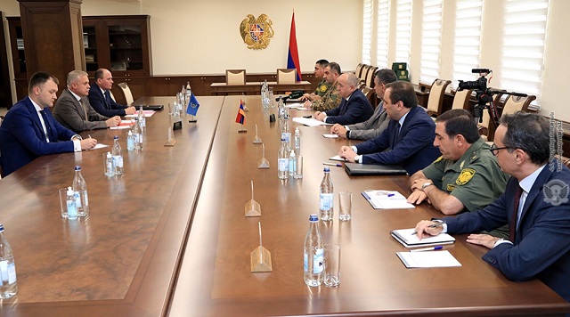 Министр обороны Армении принял генсека ОДКБ: «Мы ждали вашего визита ещё в мае»