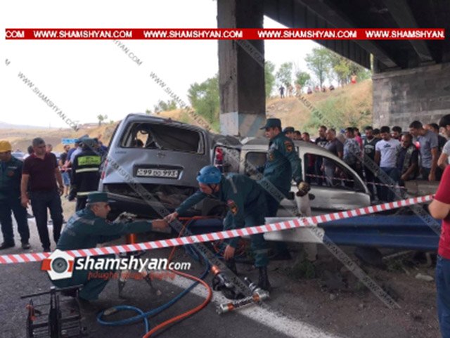 Opel столкнулся с бетонной опорой моста. Отец, мать и ребенок умерли. shamshyan.com