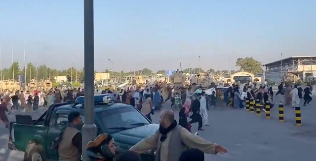 Толпа прорвалась на ВПП аэропорта Кабула. ТАСС
