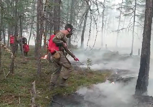 В Якутии военные инженеры ВВО в течение суток ликвидировали очаги пожара на территории площадью два гектара