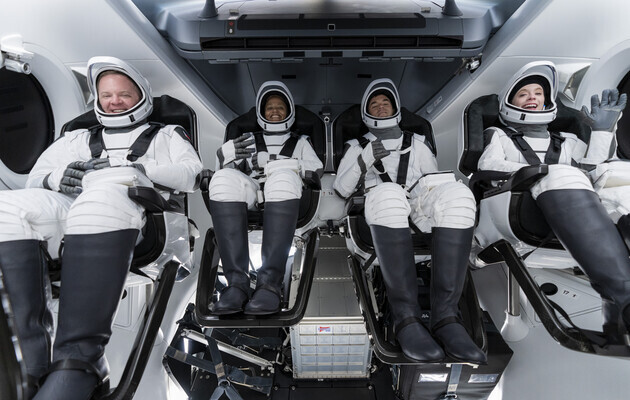 Корабль Crew Dragon с экипажем из непрофессиональных астронавтов вышел на орбиту. Интерфакс