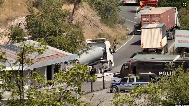 Азербайджанцы проверяли армянские грузовики?