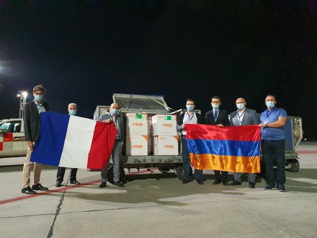 Первая партия из 25000 доз вакцины AstraZeneca, отправленная из Франции, прибыла в Ереван