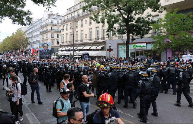 На улицы Франции вышло около 121 тыс. противников «санитарных паспортов». Интерфакс