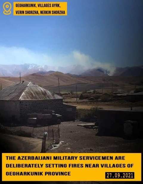 Азербайджанские военнослужащие бросают горящие факелы возле сел Гегаркуникской области. Арман Татоян