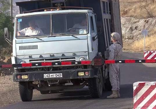 Миротворцы обеспечили безопасный проезд 65-титысячного автомобиля через Лачинский коридор в Нагорный Карабах и обратно
