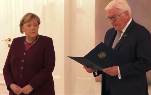 Президент ФРГ вручил Меркель уведомление об окончании ее полномочий. РИА Новости