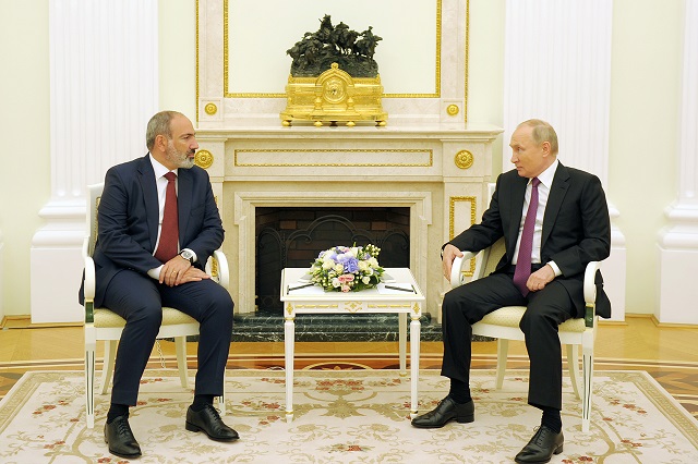 Президент РФ поблагодарил премьер-министра Армении за теплые поздравления и подчеркнул, что Россия придает большое значение тесному сотрудничеству со стратегическим союзником — Арменией