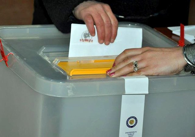 Распределение мандатов между партиями и партийными блоками, принявшими участие в выборах 17 октября по пропорциональной системе