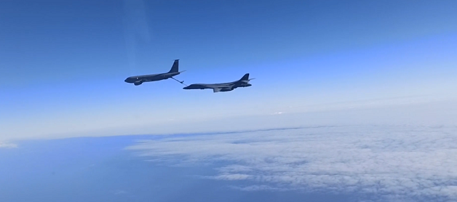Два российских Су-30 сопроводили самолеты ВВС США над Черным морем. ТАСС