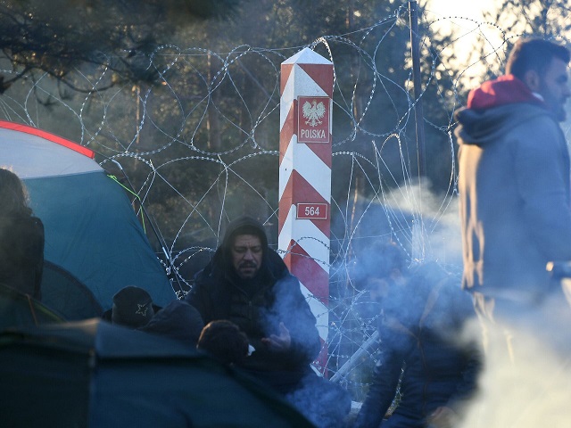 Мигранты начали покидать стихийный лагерь у белорусско-польской границы. РИА Новости