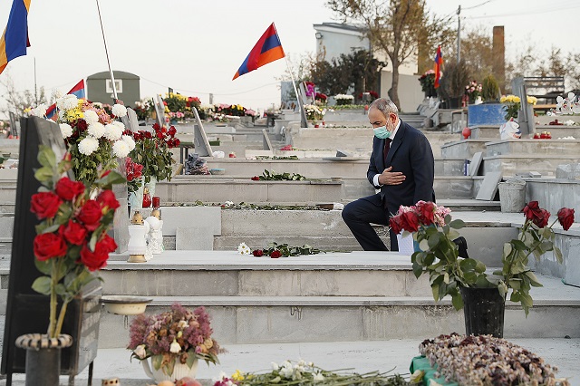 Премьер-министр возложил цветы к могилам жертв 44-дневной войны