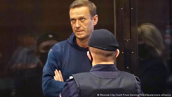 «Дождь» сообщил об издевательствах над Навальным в колонии. DW