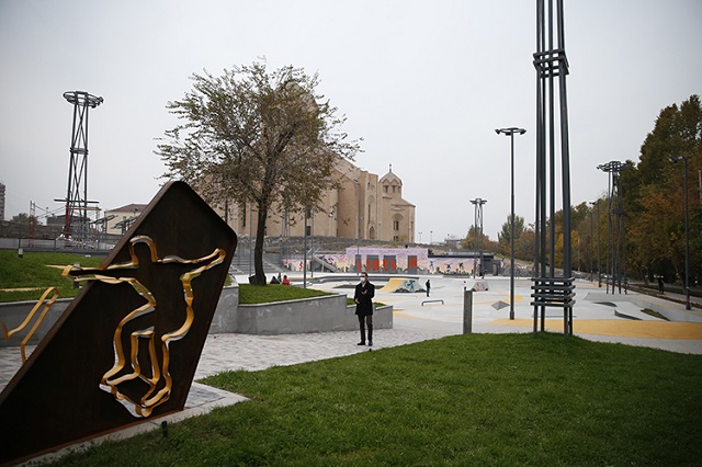На территории построено два тематических парка: Ереванский скейт-парк и зона для собак
