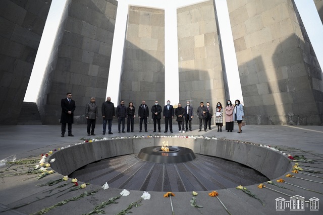 Депутаты Верховной Рады Украины посетили мемориал в Цицернакаберде