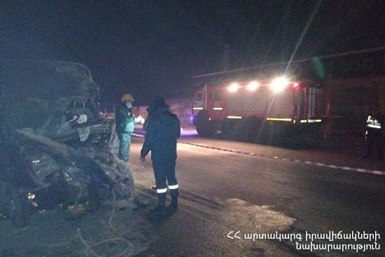 На трассе Ереван-Мегри автомобиль столкнулся со сцепкой для цементовоза. Водитель скончался в медцентре