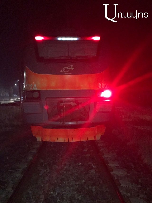 Электропоезд, следующий маршрутом Гюмри-Ереван, сбил женщину