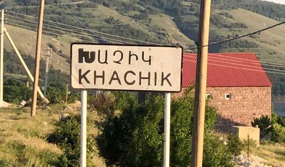 Азербайджанские ВС обстреляли жителя армянского села Хачик, работавшего на тракторе в поле. Sputnik
