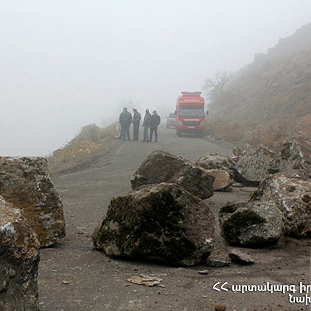 Из-за камнепада автодорога, ведущая из села Зовуни в Корейское ущелье, временно закрыта с обеих сторон