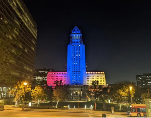 Мэрия Лос-Анджелеса освещена армянским триколором