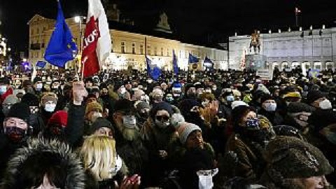 Поляки протестуют против закона о СМИ. Euronews