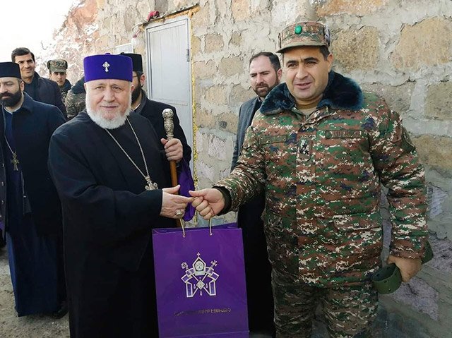 Католикос Всех Армян посетил военные позиции