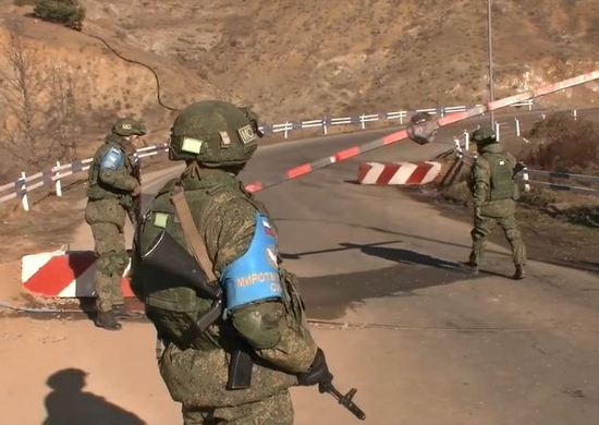 Российские миротворцы за сутки обеспечили безопасный проезд более 400 автомобилей в Нагорный Карабах и обратно через наблюдательные посты и Лачинский коридор