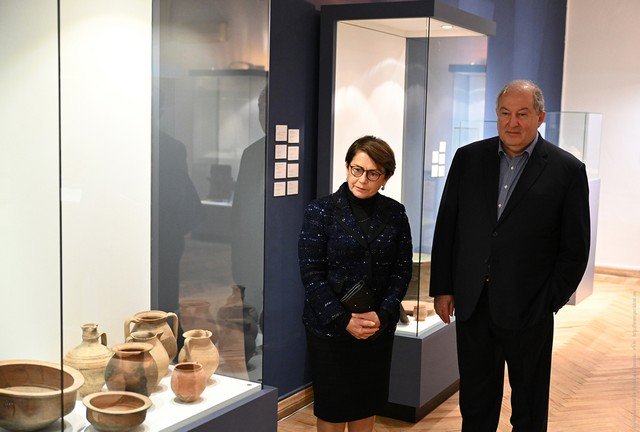 Президент РА с супругой осмотрели выставку «Один день в Помпеях» в Национальной галерее Армении