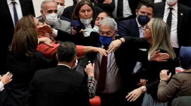 Депутаты-женщины подрались в парламенте Турции