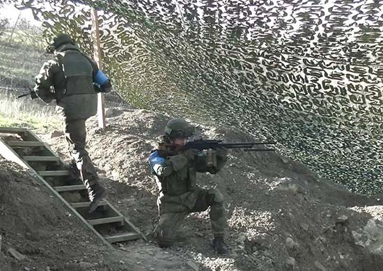 Российские миротворцы отработали действия с применением БТР-82А на наблюдательном посту в Нагорном Карабахе