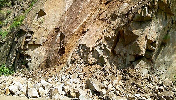 Камнепад на автодороге Ехегнадзор-Гетап