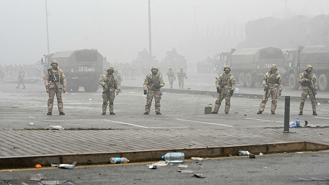 В Алма-Ате за сутки задержали почти 1,7 тысячи человек. РИА Новости