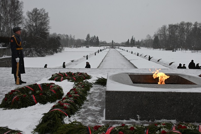 На Пискаревском мемориальном кладбище в Санкт-Петербурге прошла торжественно-траурная церемония