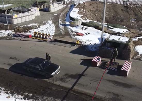 В круглосуточном режиме военнослужащие обеспечивают мониторинг обстановки и контроль соблюдения режима прекращения огня на всех 27 наблюдательных постах вдоль всей линии разграничения в Нагорном Карабахе и Лачинском коридоре