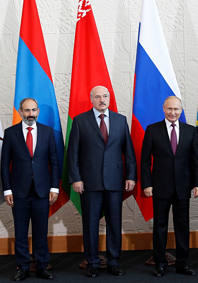 В ходе телефонных разговоров Путина с Лукашенко и Пашиняном обсуждена текущая ситуация в Казахстане