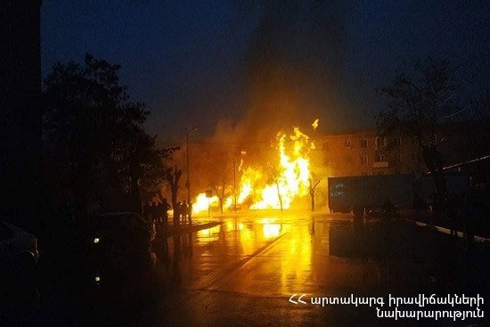Пожар на улице Арташисян. Автомобиль врезался в трубу газопровода