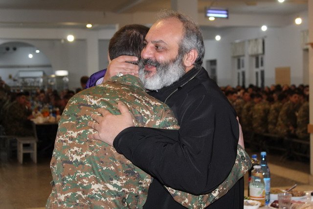 Предстоятель Тавушской епархии епископ Баграт Галстанян встретил Новый год с солдатами