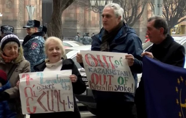 «Вон из Казахстана, вон из ОДКБ»․ Митинг возле здания правительства