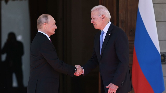 Елисейский дворец сообщил о принятии Путиным и Байденом предложения Макрона о саммите. РИА Новости