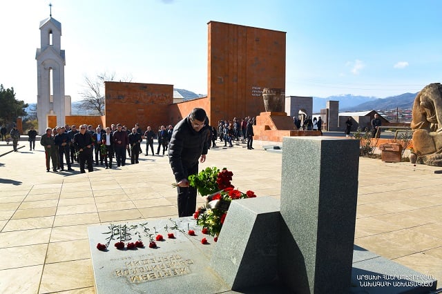 Президент Арутюнян почтил память жертв Сумгаитской резни