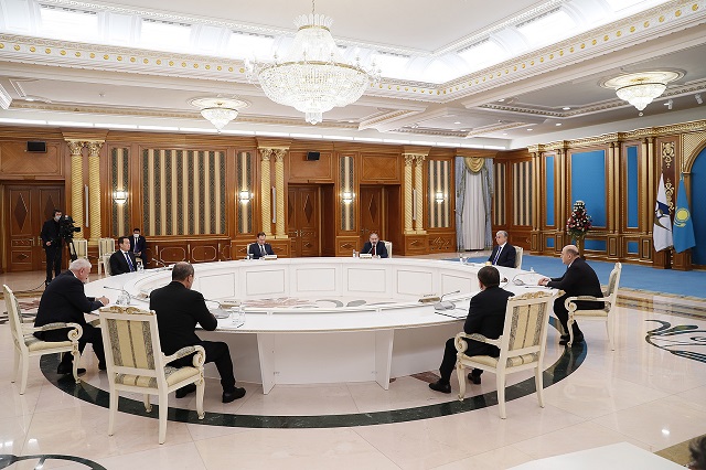 Никол Пашинян и главы правительства стран ЕАЭС провели встречу с президентом Казахстана