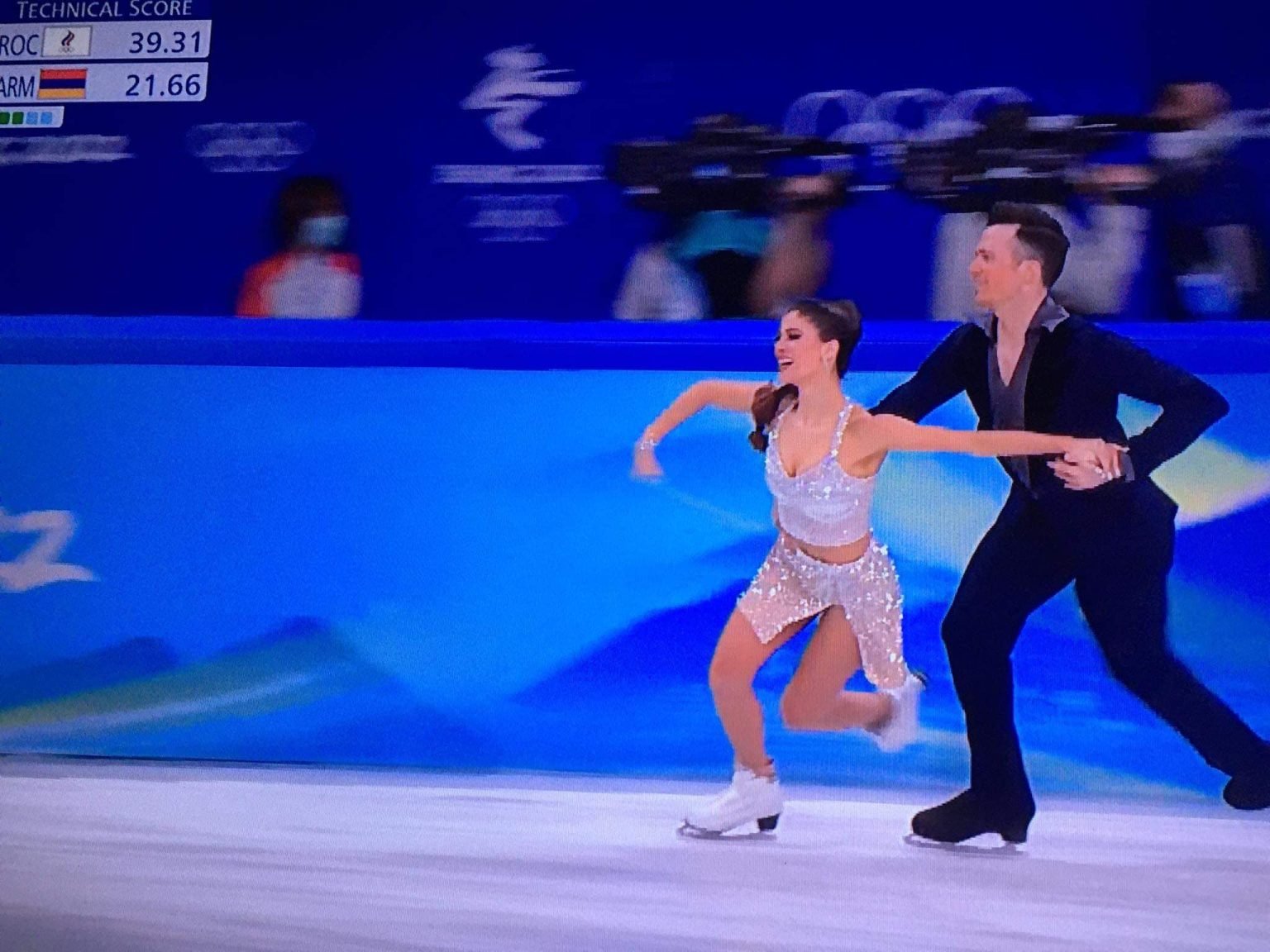 На Олимпийских играх в Пекине Тина Карапетян и Симон Сенекаль преодолели квалификационный этап короткой программы ритмических танцев