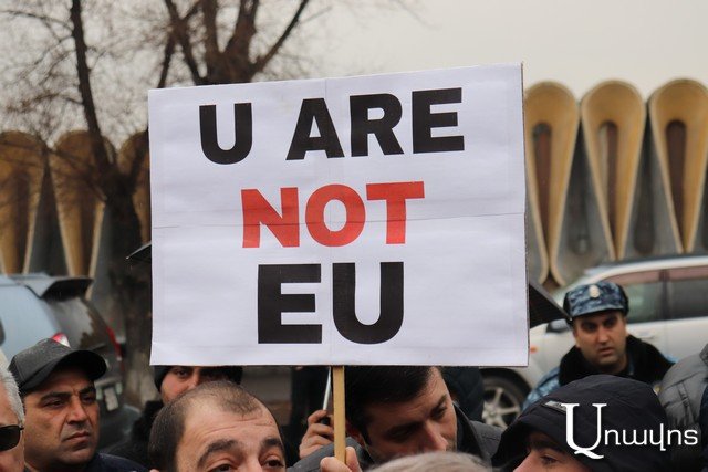 «Эти люди занимаются пиаром правящей политической силы». Акция протеста перед представительством ЕС в Армении 