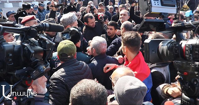 «Мой протест против того, кто привел турок»․ Потасовка параллельно с сессиями «Евронест»