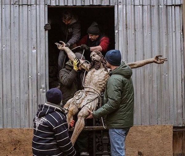 Трогательная сцена․ Статую Иисуса Христа переносят из армянской церкви во Львове в бункер