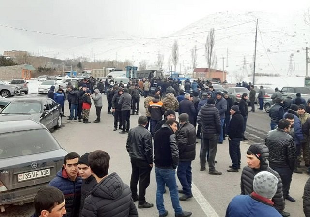Закрыли соседствующую с селом Цовагюх часть трассы Ереван-Иджеван․ Сигнал в полицию