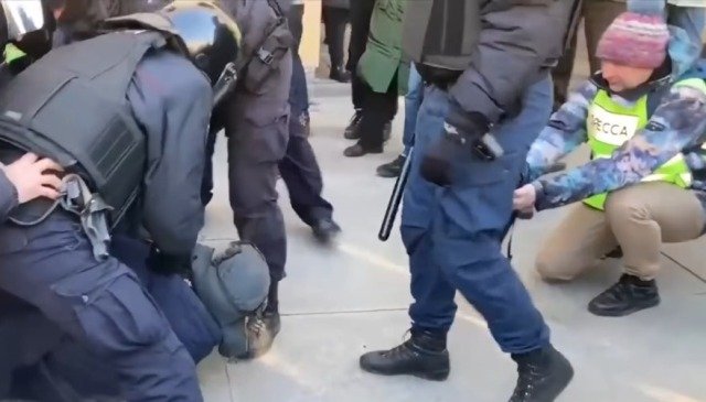235 человек задержаны в Петербурге за участие в митинге против войны